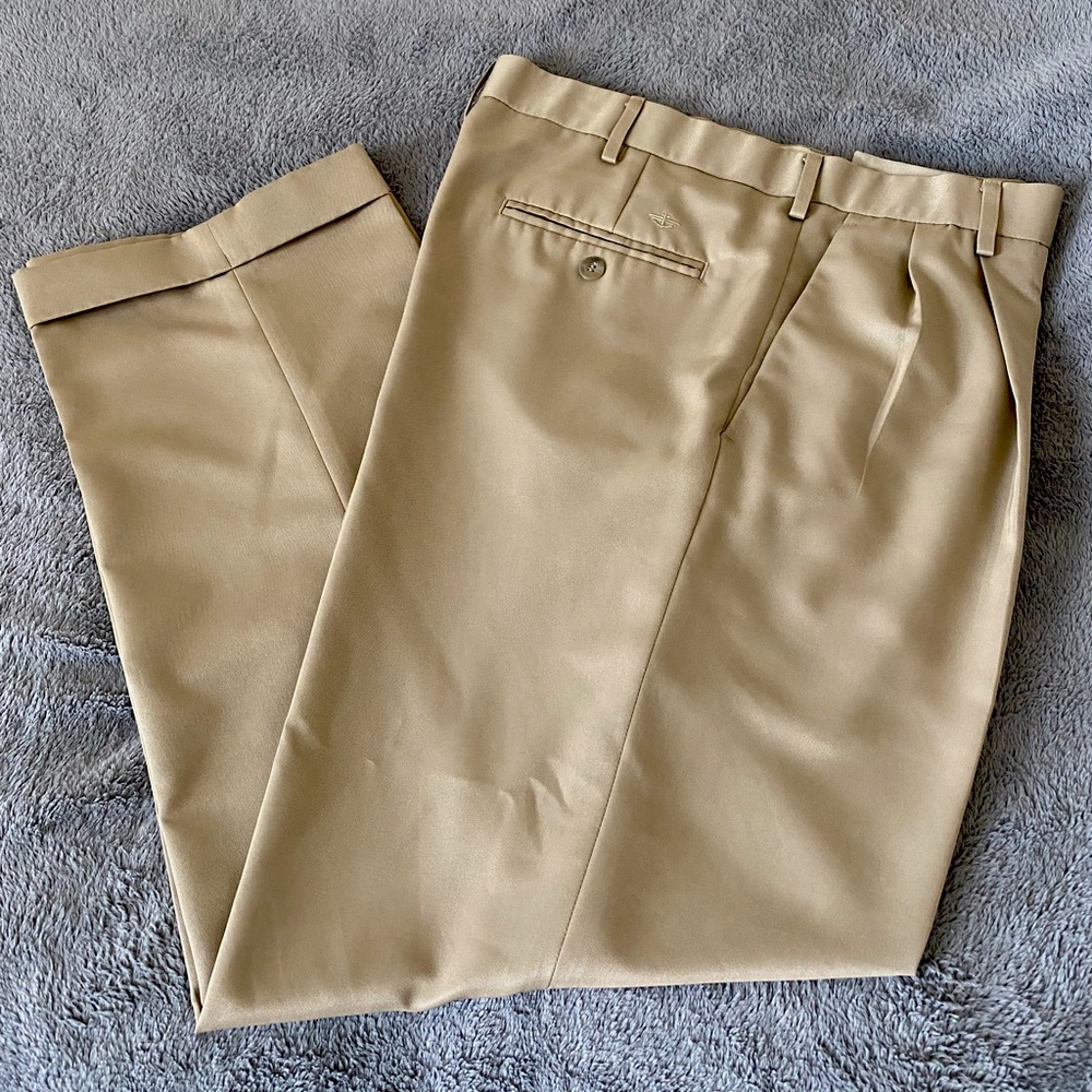 Dockers Mens Pleated old school dress pants
33x30 very good condition.